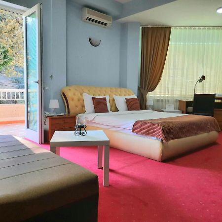 Hotel Aristocrat & Fish Restaurant Üsküp Dış mekan fotoğraf